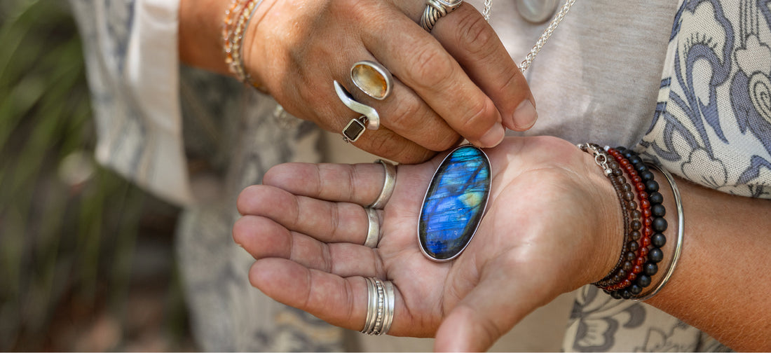 Labradorite Stone: Meaning, Healing Properties, and Benefits