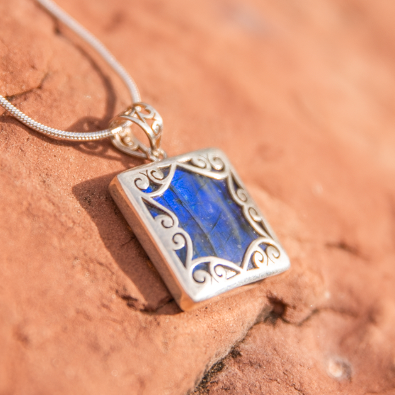 crystal jewelry: labradorite pendant in sedona, arizona used for energy healing